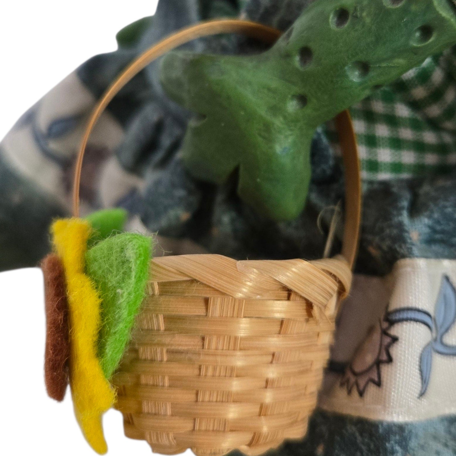Vintage Russ Berrie Country Folks Figurine Mrs Gardenhopper Green Frog Shelf Sitter Gardening Gardening Toad Kathleen Kelly Critter Factory